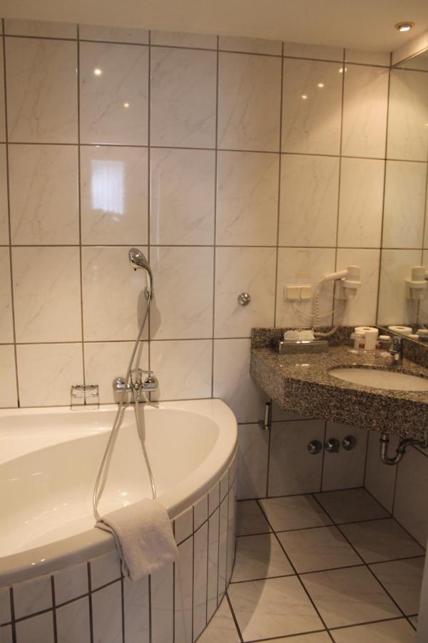 Stadt-Gut-Hotel Zum Rathaus Oberhausen  Ngoại thất bức ảnh